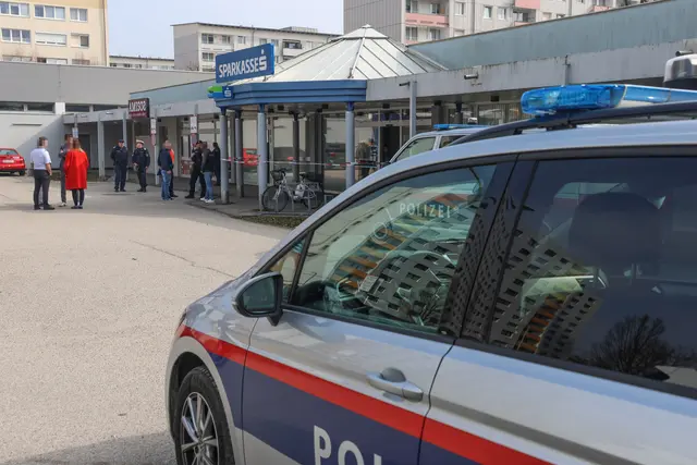 Kurz vor 11 Uhr betrat ein maskierter Mann die Bank in der Lindengasse. | Foto: laumat.at/Matthias Lauber