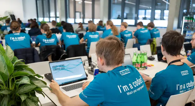 Die jungen IT-Talente beim Programmieren | Foto: KNAPP / Nikolaus Pommer