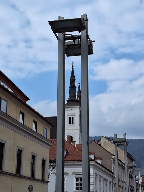 Die robusten Gehäuse und Masten der bestehenden „Novara“-Leuchten blieben erhalten, erneuert wurde ausschließlich das technische Innenleben. | Foto: leopress