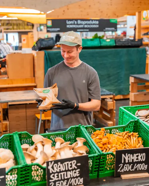 Max beim Verkaufstand in der Markthalle. | Foto: Pompilz