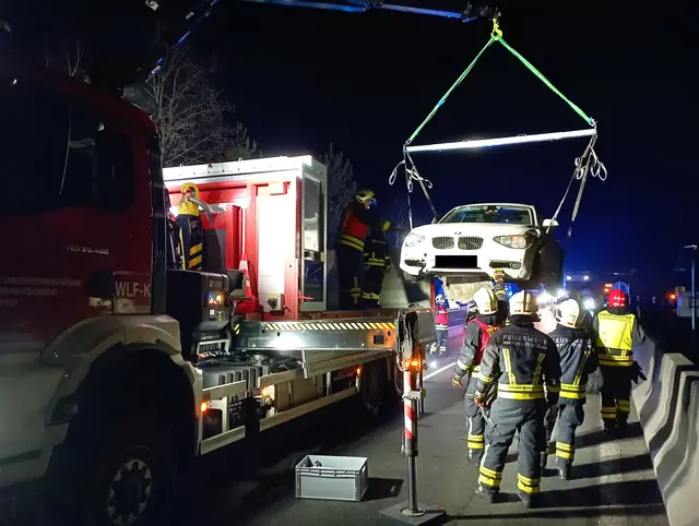 Die Feuerwehr barg das Unfallauto. | Foto: Stadtfeuerwehr Pinkafeld