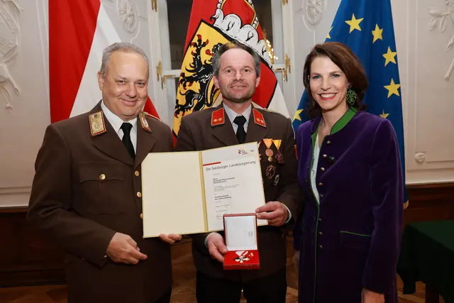 Im Bild: Landeshauptfrau Karoline Edtstadler und Landesfeuerwehrkommandant Günter Trinker bei der Übergabe des Verdienstzeichens des Landes Salzburg an Ortsfeuerwehrkommandant und Hauptbrandinspektor Stefan Lerch aus Hollersbach. | Foto: Land Salzburg/Neumayr