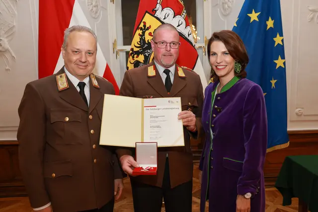 Im Bild: Landeshauptfrau Karoline Edtstadler und Landesfeuerwehrkommandant Günter Trinker bei der Übergabe des Verdienstzeichens des Landes Salzburg an Ortsfeuerwehrkommandant und Abteilungsbrandinspektor Georg Weiß aus Altenmarkt. | Foto: Land Salzburg/Neumayr