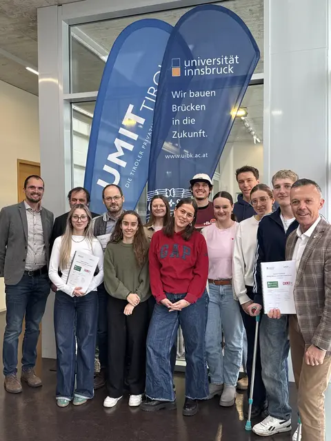 Die Studierenden mit den Funktionären der Kammern. | Foto: Universität Innsbruck