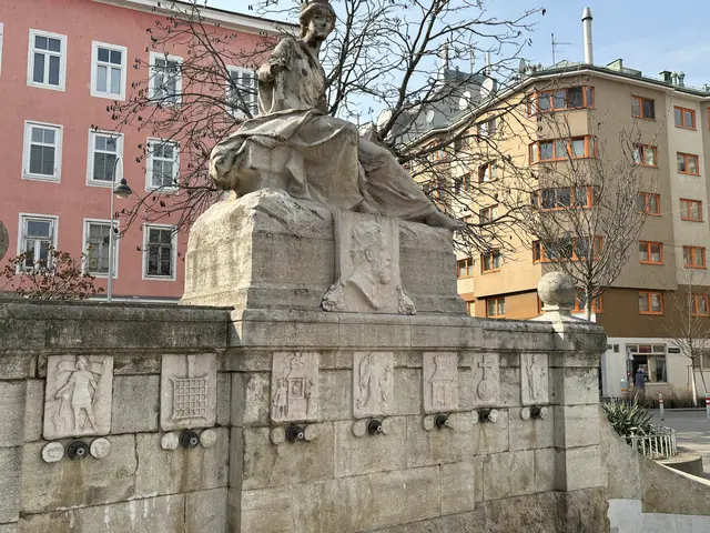"Vindobona" thront auf dem Siebenbrunnen. Gleich darunter: das Abbild des umstrittenen ehemaligen Bürgermeisters Karl Lueger. | Foto: Nathanael Peterlini/MeinBezirk