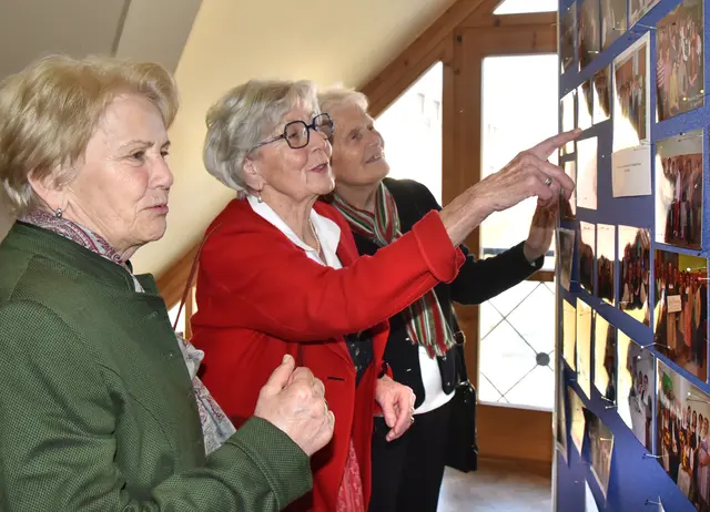 Ruth Seher aus Platt mit Foto Erinnerungen | Foto: Herbert Schleich