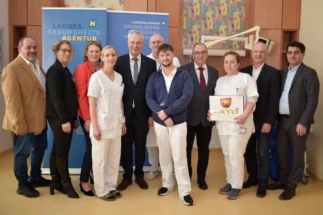 Betriebsrat-Vorsitzender 
Herbert Watzinger, Geschäftsführerin Katja Steininger, Pflegedirektorin Silvia Hickelsberger, MSc, MBA, STL Elisabeth Scharinger, Landesrat Anton Kasser, Primar Martin Imhof, DGKP Marko 
Marijic, Ärztlicher Direktor Rainer Ernstberger, PA Edina Kucevic, Kfm. Direktor Anton Hörth und Abg. zum NÖ Landtag Christian Gepp. | Foto: Landesklinikum Korneuburg-Stockerau-Hollabrunn