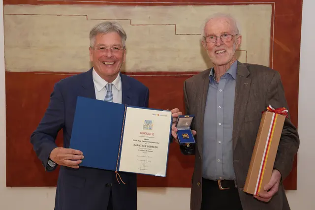 LH Peter Kaiser und Gerhard Hohenwarter bei der Verleihung Kärntner Lorbeer in Gold mit Brillanten | Foto: LPD Kärnten/Pleschberger