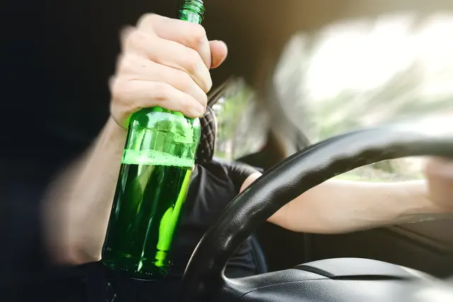 Mit 2,32 Promille setzte sich der 57-Jährige hinter das Steuer und sorgte einen Unfall. | Foto: Smarterpix/Rom4ek