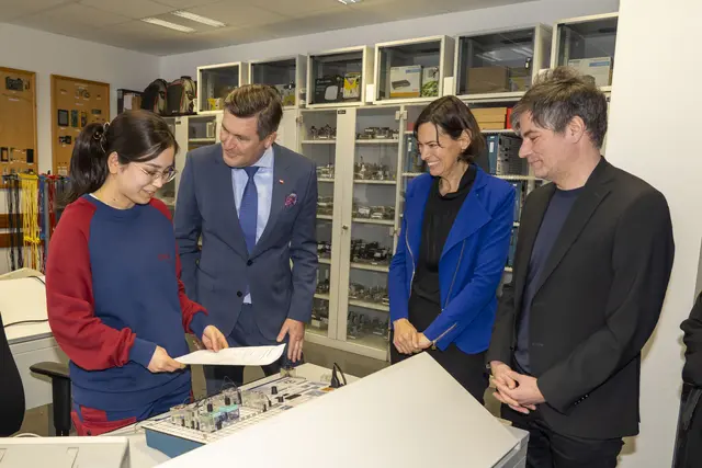 Bundesminister Peter Hanke (Bundesministerium für Innovation, Mobilität und Infrastruktur), ÖBB-Vorständin Silvia Angelo und Konzernbetriebsrat Roman Hebenstreit (vida) besichtigten die Ausbildungsstätte in Graz.  | Foto: OEBB/Zenz