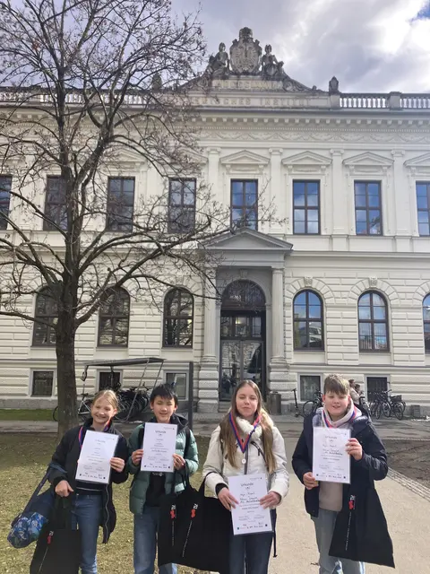 Die stolzen Schülerinnen und Schüler vor der Universität Graz. | Foto: MS Deutschlandsberg