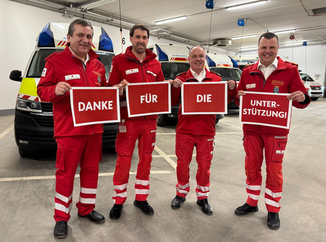 Fit für die Zukunft: Die Bezirksstellenleiter-Stellvertreter Christian Schleritzko und Michael Jäger, Bezirksstellenleiter Christian Hrauda und Bzirksstellengeschäftsführer Bernhard Schierer in der Fahrzeughalle. | Foto: Rotes Kreuz Waidhofen/Thaya