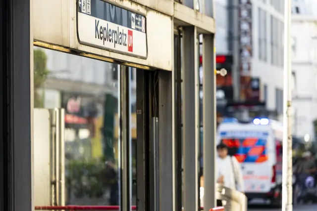Am Dienstagnachmittag wurde ein Mann am Favoritner Keplerplatz mit einem Messer schwer verletzt. (Archiv) | Foto: APA-Images / Tobias Steinmaurer