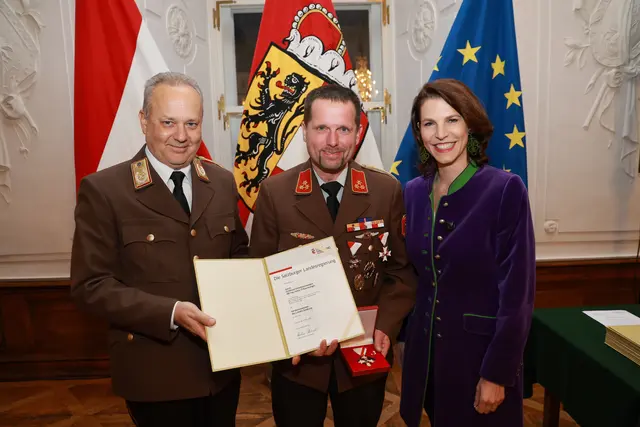 Im Bild: Landeshauptfrau Karoline Edtstadler und Landesfeuerwehrkommandant Günter Trinker bei der Übergabe des Verdienstzeichens des Landes Salzburg an Ortsfeuerwehrkommandant und Hauptbrandinspektor Lukas Fritzenwanger aus Uttendorf. | Foto: Land Salzburg/Neumayr