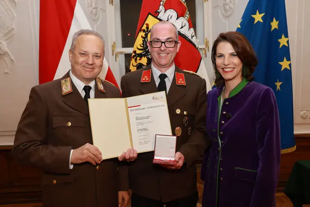 Im Bild: Landeshauptfrau Karoline Edtstadler und Landesfeuerwehrkommandant Günter Trinker bei der Übergabe des Verdienstzeichens des Landes Salzburg an Ortsfeuerwehrkommandant und Hauptbrandinspektor Christian Schweiger aus Neumarkt. | Foto: Land Salzburg/Neumayr