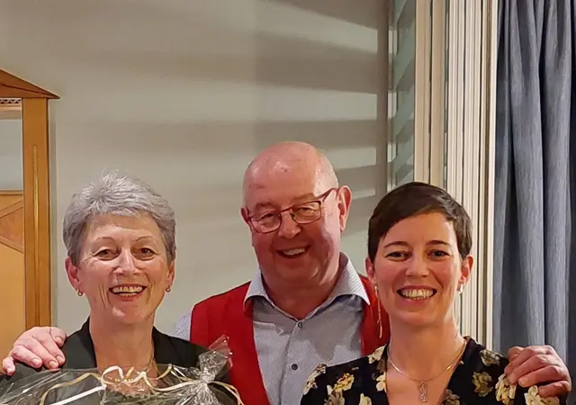 Von links: Gertrude und Freddy Klabacher mit Tochter Sonja Mahringer – ein Beispiel einer gelungenen Betriebsübergabe im Bezirk. | Foto: Mahringer