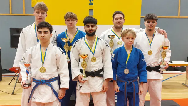 Foto v.l.n.r.:
Vordere Reihe: Yurik Hakobjan, Hozan Arslan, Connor Parker
Hintere Reihe: Askil Brunner, Erik Grabner, Oliver Scharner, Christian Greiner
 | Foto: Judoclub Wimpassing Sparkasse