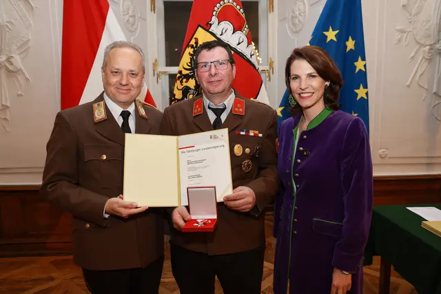 Im Bild: Landeshauptfrau Karoline Edtstadler und Landesfeuerwehrkommandant Günter Trinker bei der Übergabe des Verdienstzeichens des Landes Salzburg an Ortsfeuerwehrkommandant und Hauptbrandinspektor Peter Schmidhuber aus Thalgau. | Foto: Land Salzburg/Neumayr