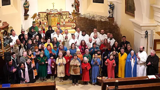 Rund 60 Mitwirkende aus den Pfarrgemeinden Kirchbach und Rappottenstein bringen die Passion Christi. | Foto: Franz Fichtinger