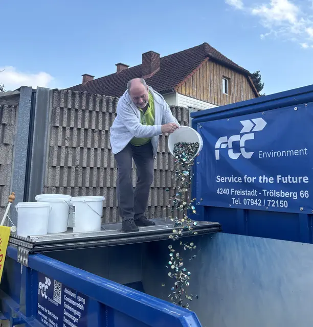 Peter Larndorfer leert den ersten Kübel voller Kronkorken in den dafür bereitgestellten Container am Gelände der Firma FCC am Trölsberg in Freistadt. | Foto: MeinBezirk/Roland Wolf