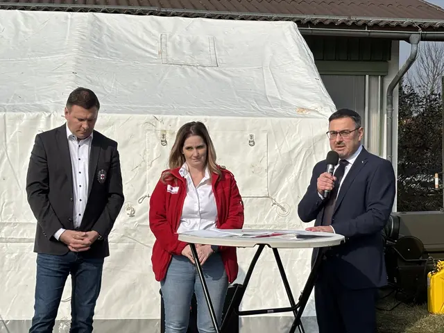 LAbg. Klaus Mühlbacher (rechts) betonte, wie wichtig das Rote Kreuz für die Region sei. | Foto: MeinBezirk/Anja Kern