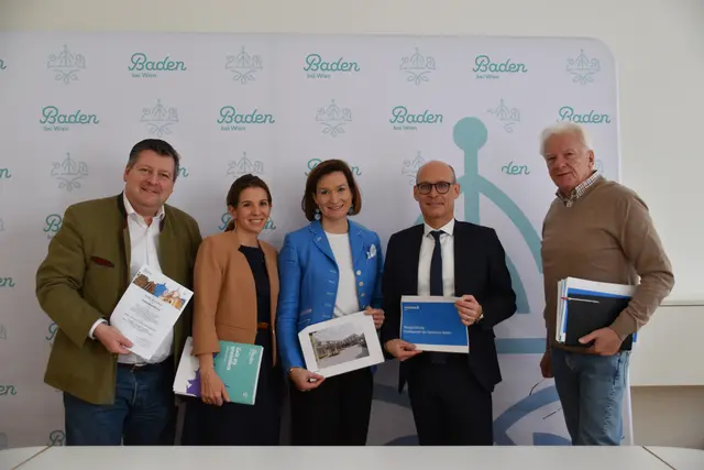 Vizebürgermeister Markus Riedmayer, Bürgermeisterin Carmen Jeitler-Cincelli, Sparkassen-Vorständin Elisabeth Lambert, Sparkassen-Vorstandsvorsitzender Reinhard Keider und Vizebürgermeister Jowi Trenner. | Foto: Mirjam Preineder