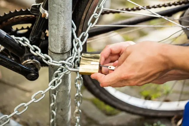 Unbekannte Täter brachen die Holztür eines Kellerabteils in einem Mehrparteienhaus in Wörgl auf und stahlen ein hochwertiges Triathlonfahrrad. | Foto: (Symbolbild) PantherMedia/AndreyPopov