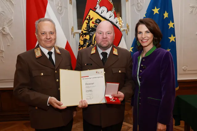 Im Bild: Landeshauptfrau Karoline Edtstadler und Landesfeuerwehrkommandant Günter Trinker bei der Übergabe des Verdienstzeichens des Landes Salzburg an Ortsfeuerwehrkommandant und Brandrat Volker Heinrich Mörtl aus Thomatal. | Foto: Land Salzburg/Neumayr