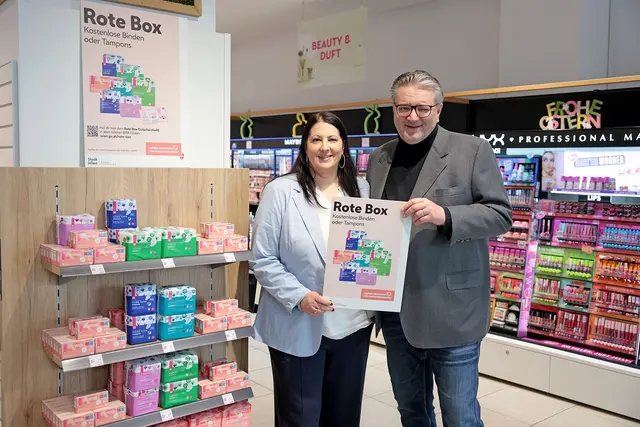 Das Projekt der "Roten Box" ist entstanden, um Frauen und Mädchen beim Kauf von Periodenprodukten finanziell zu unterstützen. "Wir haben im Rahmen der Befragung die Antworten evaluiert und sind zu dem Schluss gekommen, dass das Sortiment größer sein muss", erklärt Frauenstadträtin Gáal (SPÖ). | Foto: Stadt Wien/Votava