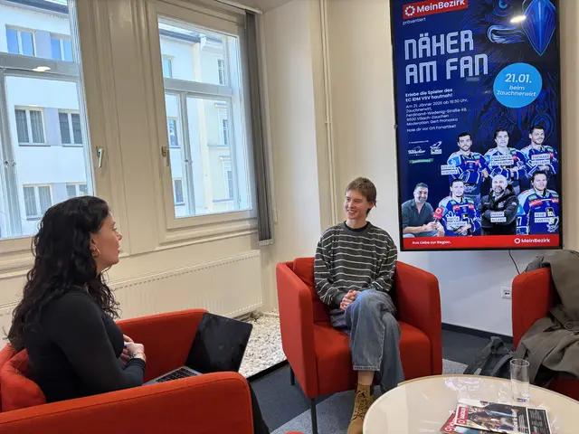Redakteurin Birgit Gehrke im Gespräch mit Schauspielerin Anja Knafl über KI.  | Foto: Birgit Gehrke