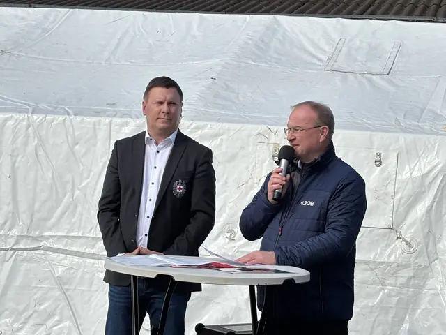 Braunaus Bürgermeister Johannes Waidgasser (rechts) bedankte sich für die Solidarität unter den Gemeinden im Bezirk. | Foto: MeinBezirk/Anja Kern