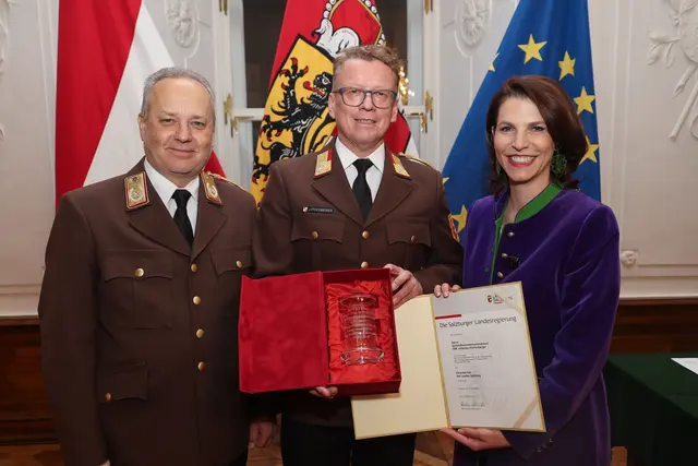 Landeshauptfrau Karoline Edtstadler und Landesfeuerwehrkommandant Günter Trinker (li.) bei der Übergabe des Ehrenbechers des Landes Salzburg an Bezirksfeuerwehrkommandant und Oberbrandrat Johannes Pfeifenberger aus St. Michael. Stadt Salzburg, 3.3.2026  | Foto: Land Salzburg / Franz Neumayr