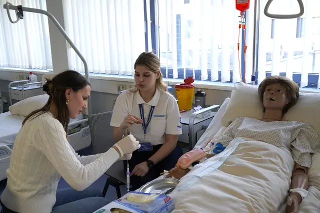 Im Bereich Gesundheit konnten Interessierte selbst ausprobieren, wie die Praxis im Studium abläuft. | Foto: FHWN