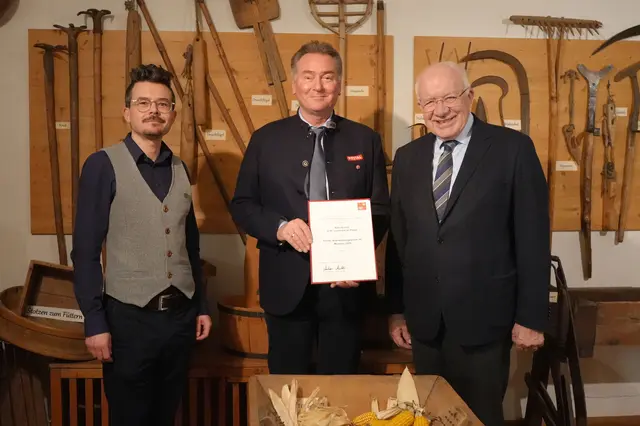 Der Schrofenhof in St. Leonhard im Pitztal erhält den Anerkennungspreis. Landtagspräsident a. D. Herwig van Staa überreichte die Urkunde an Bürgermeister Elmar Haid und Kurator Daniel Huter (li.). | Foto: Land Tirol/Sidon