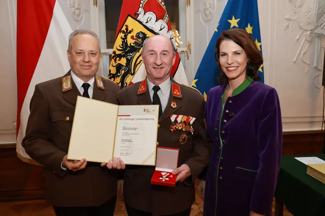 Im Bild: Landeshauptfrau Karoline Edtstadler und Landesfeuerwehrkommandant Günter Trinker bei der Übergabe des Verdienstzeichens des Landes Salzburg an Ortsfeuerwehrkommandant und Hauptbrandinspektor Erich Hugl aus Koppl. | Foto: Land Salzburg/Neumayr
