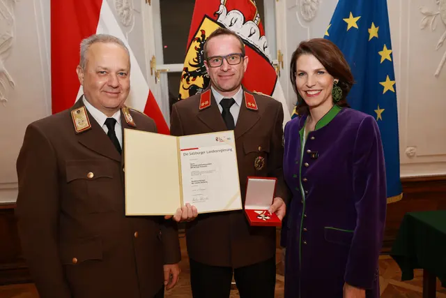 Im Bild: Landeshauptfrau Karoline Edtstadler und Landesfeuerwehrkommandant Günter Trinker bei der Übergabe des Verdienstzeichens des Landes Salzburg an Ortsfeuerwehrkommandant und Oberbrandinspektor Michael Trausnitz aus Muhr.  | Foto: Land Salzburg/Neumayr