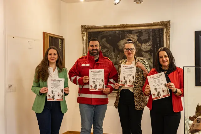 Julia Hütter (Volkskundehaus), Christian Dobler-Strehle (Rotes Kreuz), Nicole Mahr und Sabine Spießberger (Volkskundehaus) werben für die Aktion am 16. März. | Foto: Julia Haase/Stadtamt Ried