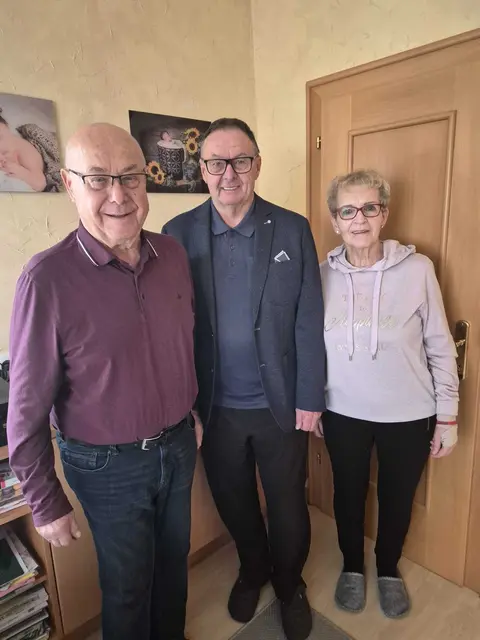 Franz Schwarz (Mitte) feierte seinen 75. Geburtstag. Christa Schrittwieser und Heinz Keiss vom Pensionistenverband Türnitz gratulierten herzlich. | Foto: Pensionistenverband Türnitz