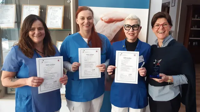 Die PBM`s (Pflege- und Betreuungsmanagerinnen) Petra Prokop, Katja Gamsjäger, Birgit Burger nahmen stellvertretend die Auszeichnung entgegen, Martina Köberl, MSc | Foto: PBZ Wilhelmsburg