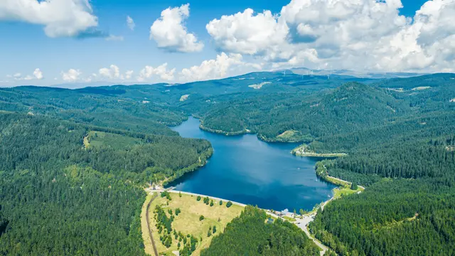 Die Instandhaltungsarbeiten auf der Dammkrone beim Speicher Soboth sollen bis Ende Juni 2026 abgeschlossen sein. | Foto:  Kelag