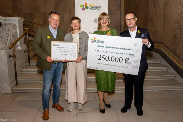 Für die Schwarzauer Streuobstwiese gab es einen Spendenscheck von knapp 15.000 Euro. | Foto: Robert Harson