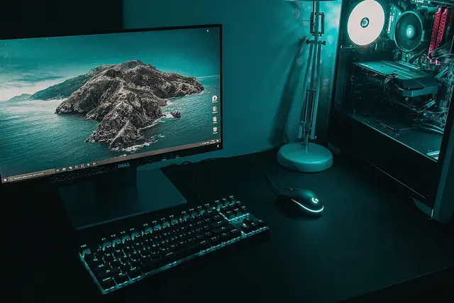 Ohne eine gute Gaming-Maus ist jedes Setup nur halb vollständig. | Foto: Unsplash / Deni Eliash