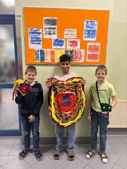 In den letzten Wochen wurde in der Volksschule Mondweg fleißig gewerkt. Die Kinder der 1. Klasse stellten farbenfrohe Sitzpolster aus selbstgemachten Fingerstrickschlangen her – jedes Stück ein kleines Unikat. | Foto: VS Mondweg