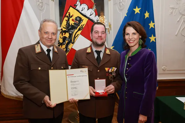 Im Bild: Landeshauptfrau Karoline Edtstadler und Landesfeuerwehrkommandant Günter Trinker bei der Übergabe des Verdienstzeichens des Landes Salzburg an Ortsfeuerwehrkommandant und Oberbrandinspektor Patrick Bacher aus Tamsweg. | Foto: Land Salzburg/Neumayr
