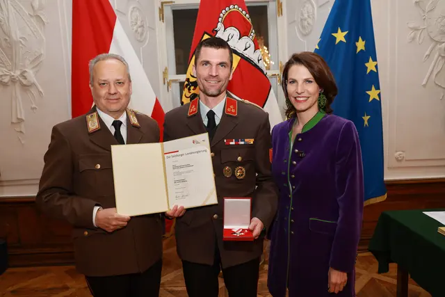 Im Bild: Landeshauptfrau Karoline Edtstadler und Landesfeuerwehrkommandant Günter Trinker bei der Übergabe des Verdienstzeichens des Landes Salzburg an Ortsfeuerwehrkommandant und Hauptbrandinspektor Andreas Schneebauer aus Puch bei Hallein. | Foto: Land Salzburg/Neumayr
