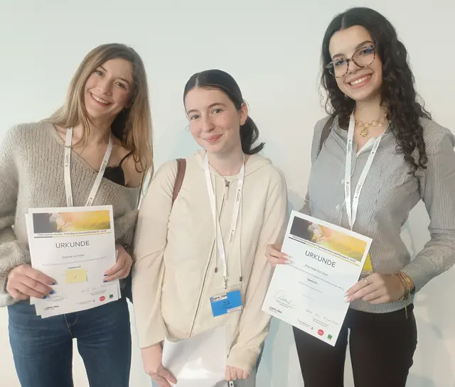 v. l.: Sophia Lechner (Italienisch Platz 1), Giulia Tilling (Französisch Platz 1) und Ana Maria Haas da Silva (Spanisch Platz 2) | Foto: Catherine Spring