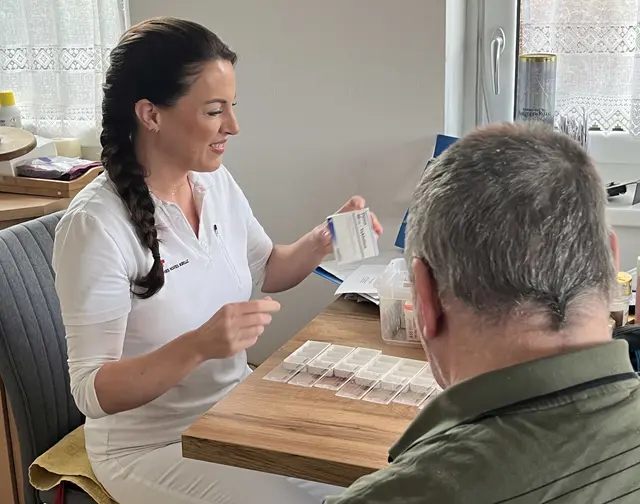 Martina Hofer, bei einem Klientenbesuch. | Foto: OÖRK/Fuchs