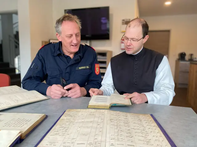 Fkdt-Stv. Christian Schalk und Pater Florian Mayrhofer. | Foto: FF Heiligenkreuz/Nikola Reiner-Rautek