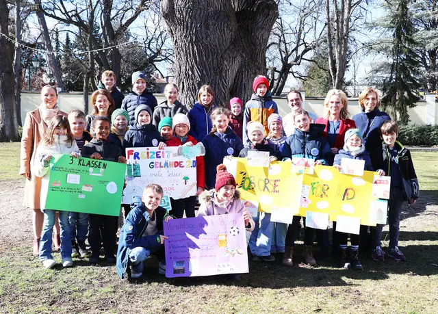 Gruppenfoto des Maria Enzersdorfer Kindergemeinderates im Rathauspark – die Projekte der Schülerinnen und Schüler wurden präsentiert. Mit dabei auch ihre Lehrerinnen Claudia Chmelar und Karoline Pilz, Vizebürgermeisterin Michaela Haidvogel, Bürgerservice-Leiterin Christina Amann und Wirtschaftshof-Leiter Peter Fröhlich. | Foto: Marktgemeinde Maria Enzersdorf