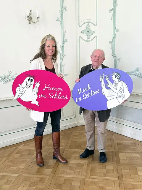 Kulturgemeinderat Horst Kies und die Leiterin der Maria Enzersdorfer Kulturabteilung, Nadjeschda Morawec, laden zu den Sommerspielen Schloss Hunyadi 2026. | Foto: Marktgemeinde Maria Enzersdorf